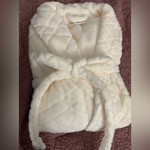 Luxury ultra soft bath robe . Soft and cozy . Beautiful Color .